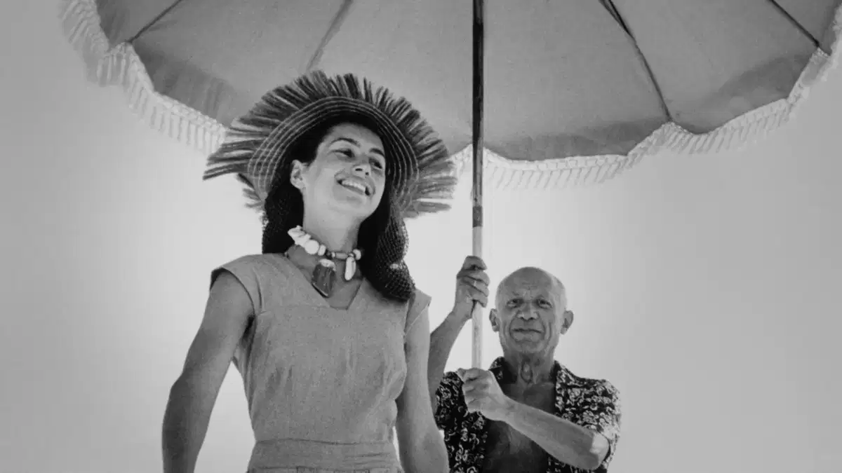 Picasso et Françoise Gilot sous un parasol